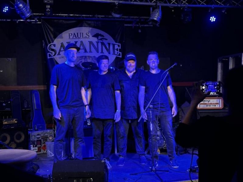 Die vier Bandmitglieder nach dem Auftritt auf der Bühne von Pauls Savanne